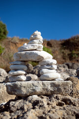 Empilement de cailloux en équilibre sur une plage de galets  sur l'île d'oléron en France