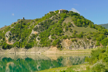 Fototapeta na wymiar Lago di Turano, Castel di Tora. Lazio, Rieti