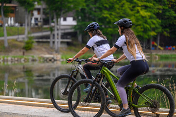 Fototapeta premium RAGAZZA E_BIKE MTB ELETTRICA