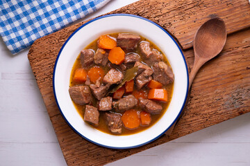 Etofado de ternera con zanahorias. Receta tipica del norte de españa.