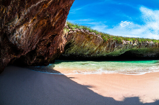 Playa del Amor, Playa oculta en Islas Marietas Puerto Vallarta Mexico