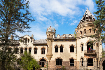 Obraz premium Abandoned estate of merchants Eliseevs among green trees 