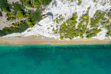 Vista aerea della spiaggia di vignanotica, gargano con drone