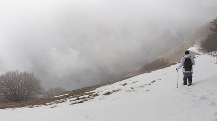 Fototapeta na wymiar Hiker on the summit of a mountain with snow