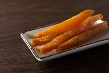 干し芋　木目背景イメージ