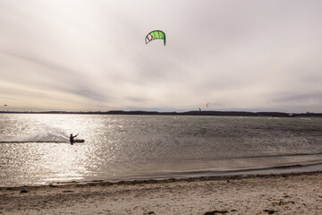 Windsurfer an der Ostsee, in der goldenen Stunde