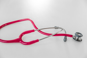 Fototapeta Różowy stetoskop na białym tle obraz
