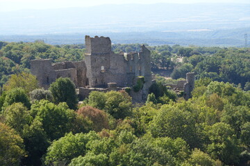 Fototapeta na wymiar Château de Saissac dans l'Aude et la Montagne Noire, haut-lieu du catharisme