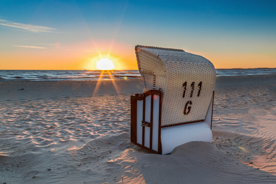 Strandkorb bie Sonnenaufgang