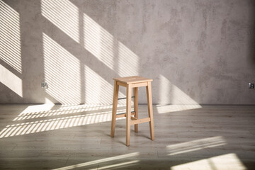 Fototapeta Puste wnętrze z krzesłem i cieniami obraz