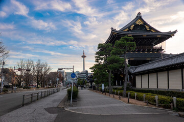 夕暮れの東本願寺と京都タワー