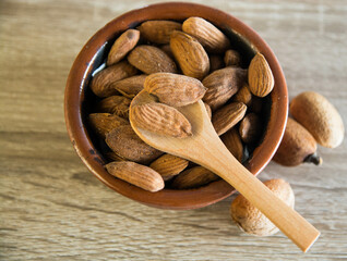 Almendras frescas sobre fondo de madera.