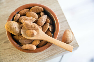 Almendras frescas sobre fondo de madera.