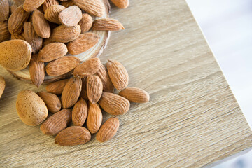 Almendras frescas sobre fondo de madera.