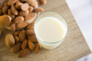 Deliciosa leche de almendras sobre fondo de madera. Alimento vegano. 