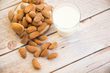 Deliciosa leche de almendras sobre fondo de madera. Alimento vegano. 