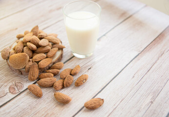 Deliciosa leche de almendras sobre fondo de madera. Alimento vegano. 