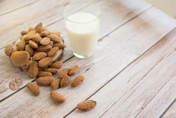 Deliciosa leche de almendras sobre fondo de madera. Alimento vegano. 