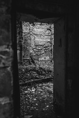Horror Haus in schwarzweiss. Eingangsbereich im verlassenen Gebäude. Abandoned Place. Lost Place...