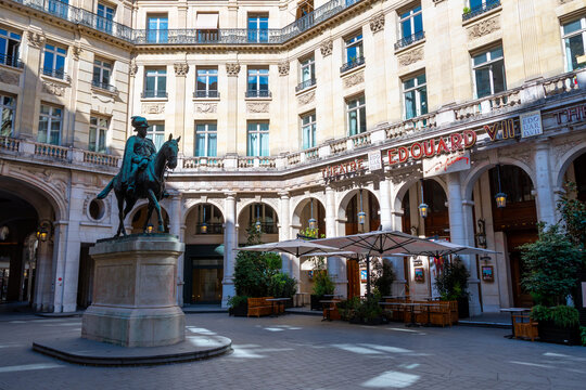 Paris, France - 18 septembre 2022: Vue de la place Edouard VII avec la statue &eacute;questre du roi Edouard VII et le th&eacute;&acirc;tre Edouard VII, dans le 7&egrave;me arrondissement de Paris, France