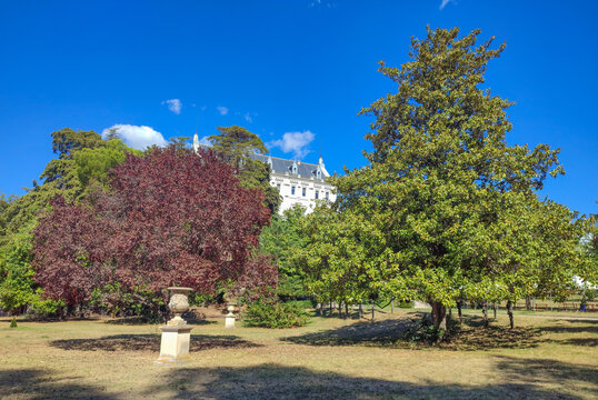 La beaut&eacute; de l'architecture et du parc de Valrose, class&eacute; monument historique, d&eacute;sormais universit&eacute; des sciences de Nice Sophia Antipolis sur la C&ocirc;te d'Azur