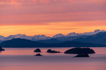 Hermoso Atardecer con vista al Lago Nahuel Huapi y la Cordillera de los Andes vistos desde San Carlos de Bariloche, Patagonia, Argentina. 