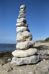 Fototapeta na wymiar Des tas de galets entassés en équilibre sur une plage de l'île d'Oléron en France