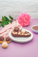 Obraz na płótnie Canvas Brownie de chocolate com cobertura de brigadeiro de chocolate e brigadeiro de leite ninho. brownie dois amores.