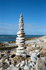 Fototapeta na wymiar Des tas de galets entassés en équilibre sur une plage de l'île d'Oléron en France