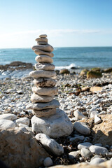 Des tas de galets entassés en équilibre sur une plage de l'île d'Oléron en France