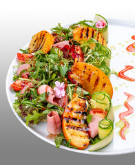 Fresh salad with ham and arugula, with grilled persimmon.