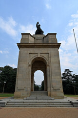 Obraz premium South Africa, Joahnnesburg, 17-09-22, An angel on top of an arch monument at the Anglo-Boer War Memorial to commemorate the fallen in the war effort. Taken at the War Museum
