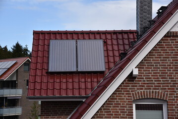 Solarmodule auf dem Dach eines Hauses - obrazy, fototapety, plakaty
