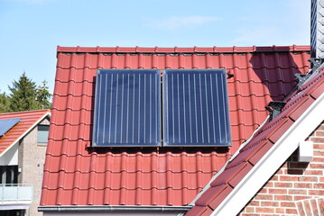 Solarmodule auf dem Dach eines Hauses - obrazy, fototapety, plakaty