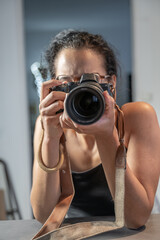 Photographe derrière son appareil photo numérique avec un large objectif