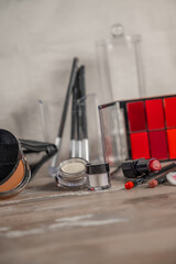 ensemble de maquillage pour esthéticienne professionnelle rouge à lèvre, paillette, fards et...