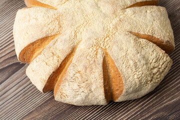 Tradicional p&atilde;o de milho feito no Brasil e uma base de madeira escura