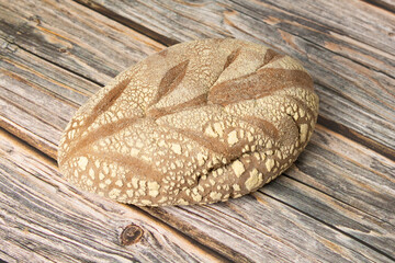 P&atilde;o australiano caseiro com farinha integral escura em uma mesa de madeira
