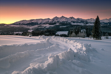Winter morning on the Łapszanka Pass. Panorama of the Tatra Mountains, Poland. 
Zimowy poranek na...