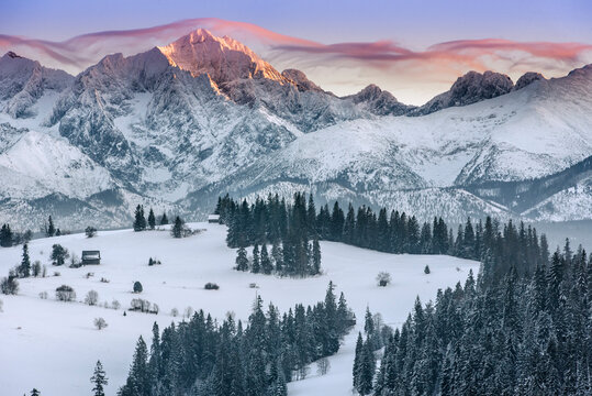 Fototapeta Tatra Mountains, winter, snow, frost. Panorama of the winter Tatra Mountains and peaks at sunset, Poland, Gliczarów Górny.  Tatry, zima, śnieg, mróz. Panorama zimowych gór o zachodzie słońca, Polska. 