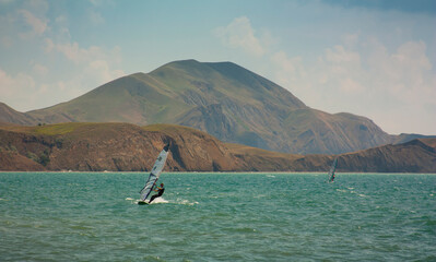 Obraz premium skiing windsurfing in the ocean waves