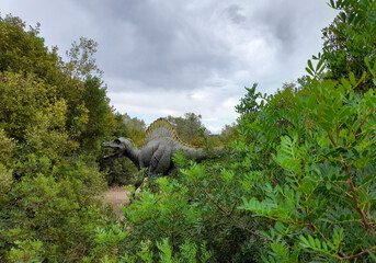 Statua di un dinosauro in natura