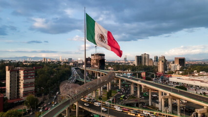 Asta bandera en la ciudad de México. - obrazy, fototapety, plakaty