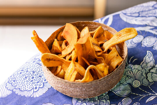 Bol de mimbre con pl&aacute;tanos deshidratados 