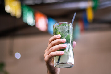 Mano sosteniendo mojito 