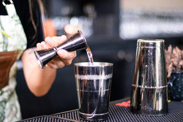 Bartender sirviendo licor para mezcla 