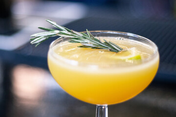 Ginebra con naranja y romero 