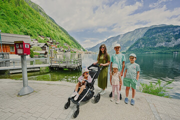 Obraz premium Mother with four kids at lake Hallstatt,Austria.