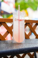 お祭の縁日＿ジュース屋さんのグレープフルーツジュース