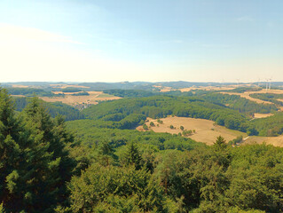 Hügelige Landschaft in der Vulkaneifel: Aussicht vom Sendeturm auf dem Berg Gänsehals bei Rieden...
